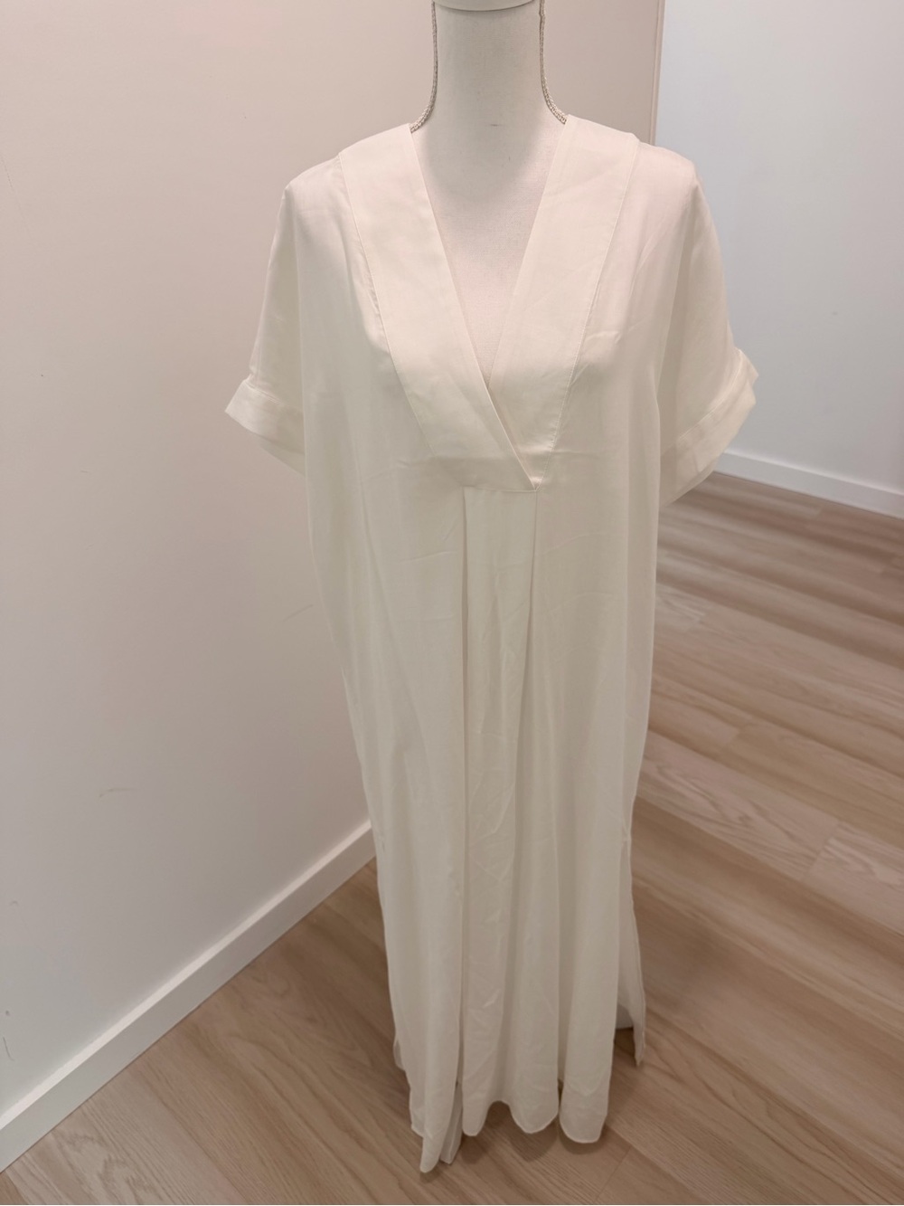 H&M V-Neck Caftan Maxi Dress in White Size M